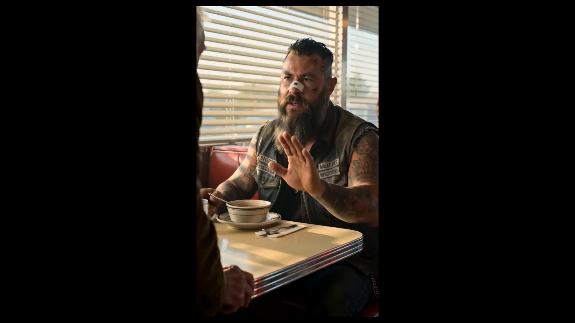 The Photograph on the Diner Floor: When an Old Veteran Sat with the Son He Never Met