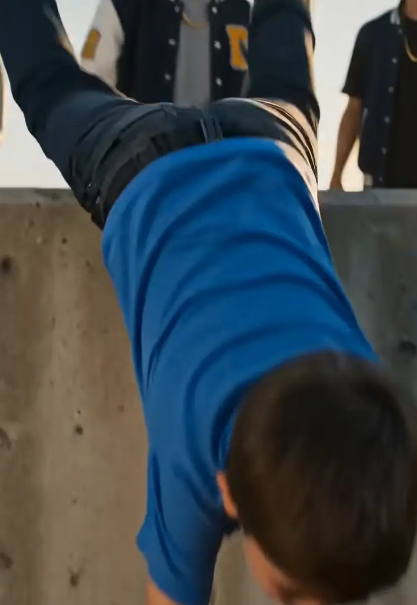 Three High-School Bullies Hung a Little Boy’s Backpack Beyond a Rooftop Railing—But When He Slipped, the Man Who Caught Him With One Hand Made Every Laugh Stop