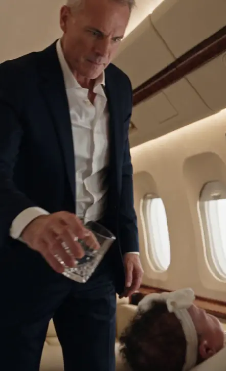 He Poured Water on Her Baby in First Class — Then the Crew Tablet Revealed She Was Taking His Chairmanship the Next Morning