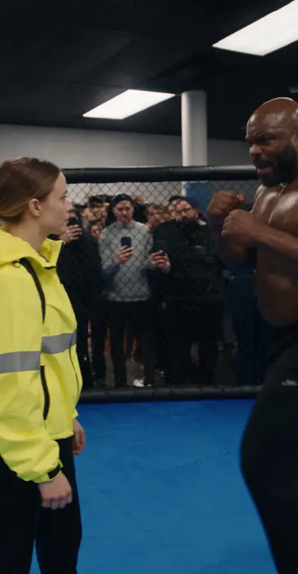 The Delivery Parcel Girl Challenged the Giant Fighter — Then Dropped Him in Front of Everyone