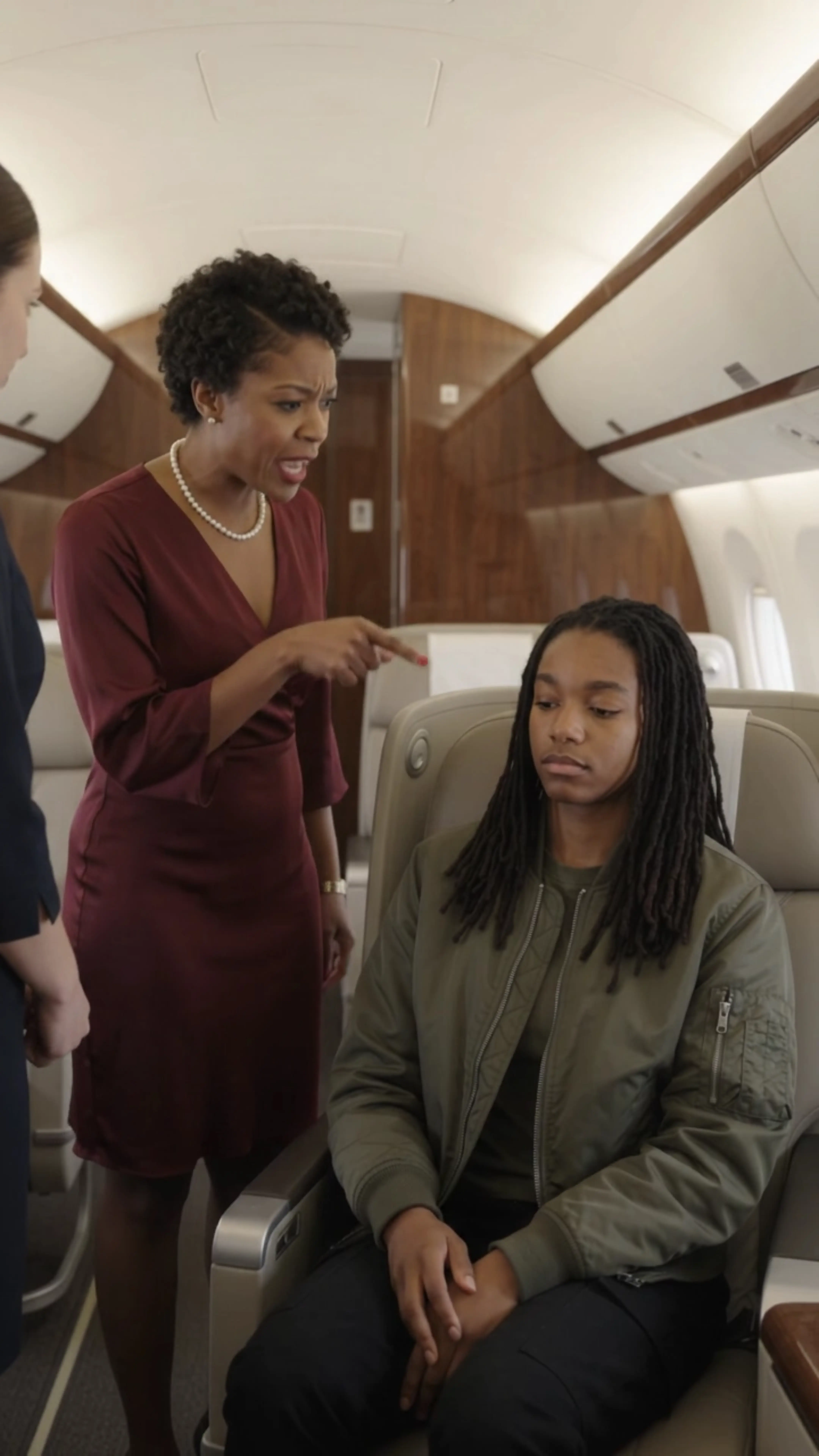 Flight Attendant Tried to Throw a Black Teen Out of First Class—Then Her Father’s....